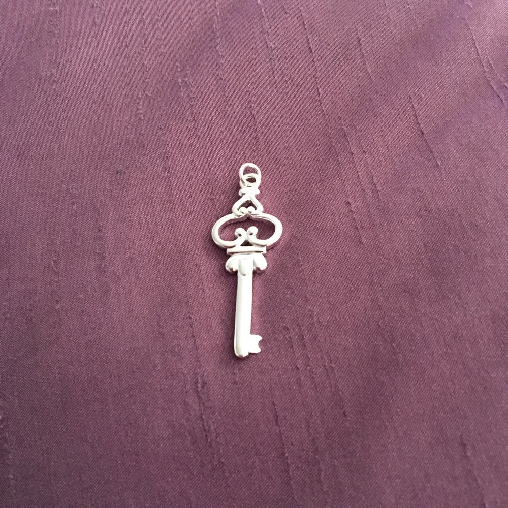 925 Stamped Key Shape Pendant Necklace - Picture 4 of 6